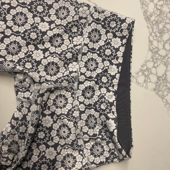 3/4 Length Lululemon Size 4 Floral Leggings - Picture 2 of 8